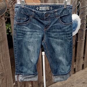 Woman's jeans blue size 9.capri Brand.Mossimo supply co. Good stretch.